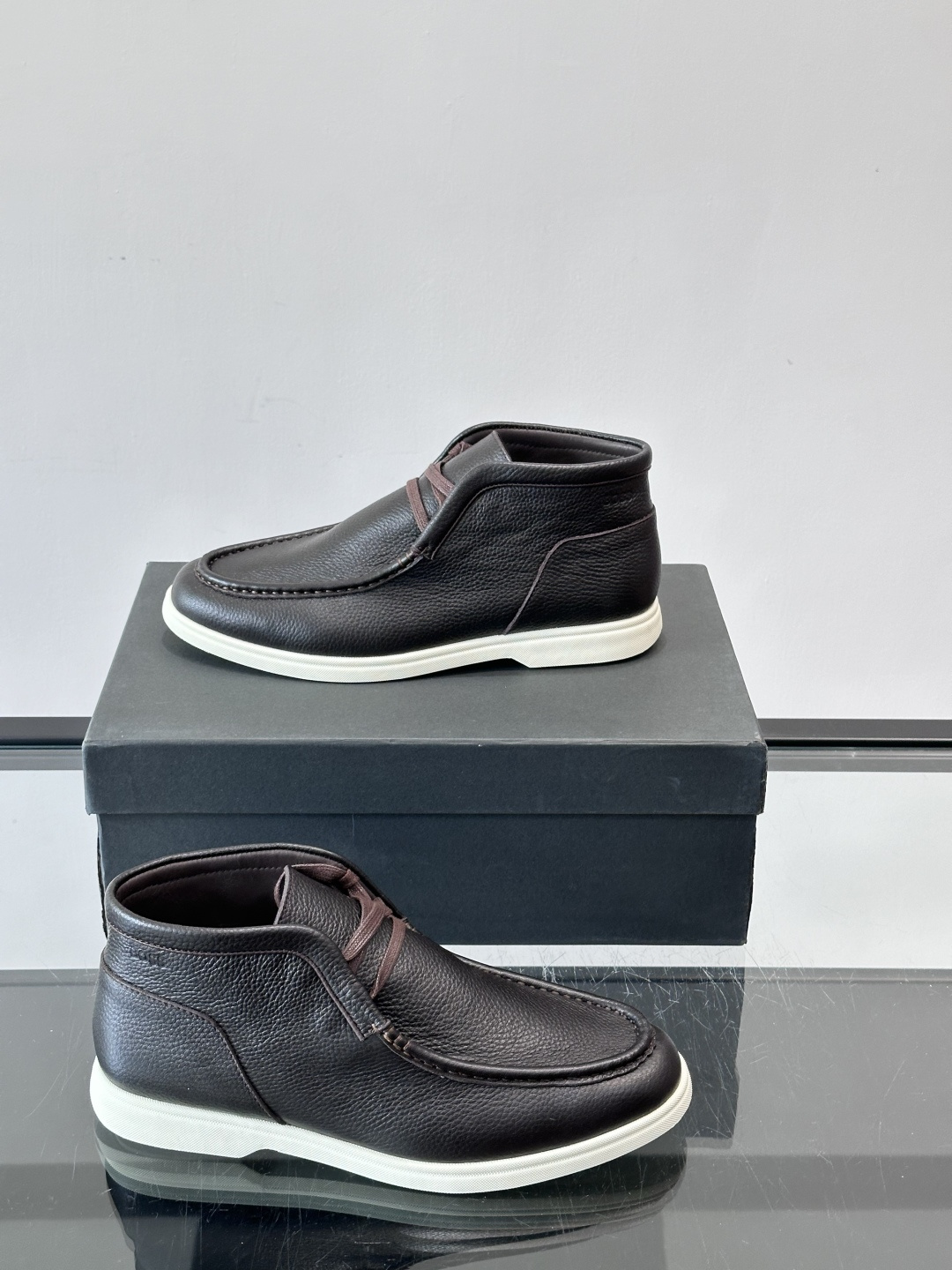 boss男士休闲鞋，选用柔软牛皮，质感高级又透气，日常通勤或休闲都很适合！鞋面简约，经典系带+一脚蹬设计