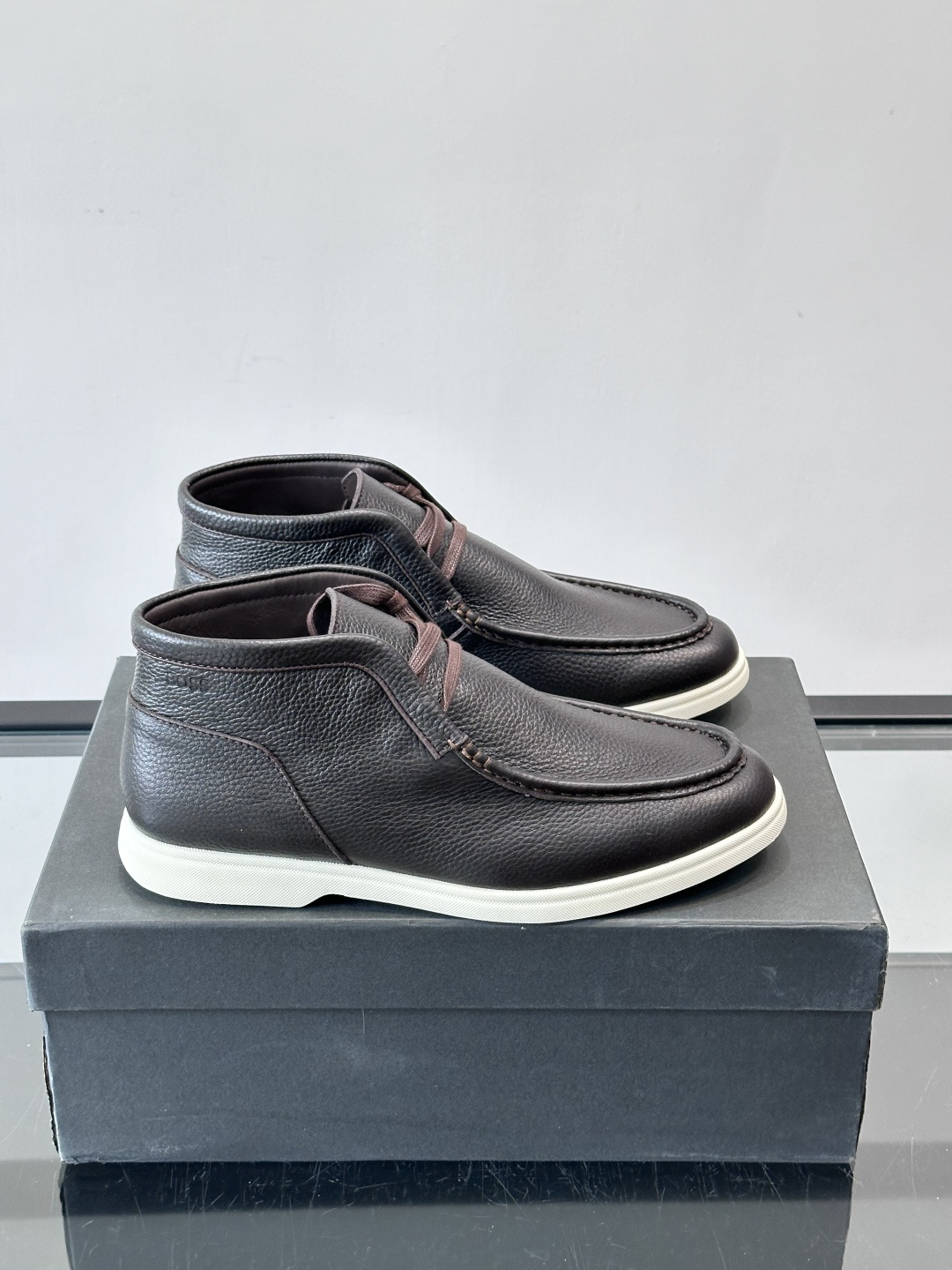 boss男士休闲鞋，选用柔软牛皮，质感高级又透气，日常通勤或休闲都很适合！鞋面简约，经典系带+一脚蹬设计