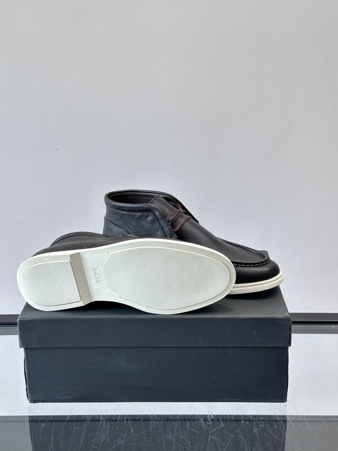 boss男士休闲鞋，选用柔软牛皮，质感高级又透气，日常通勤或休闲都很适合！鞋面简约，经典系带+一脚蹬设计