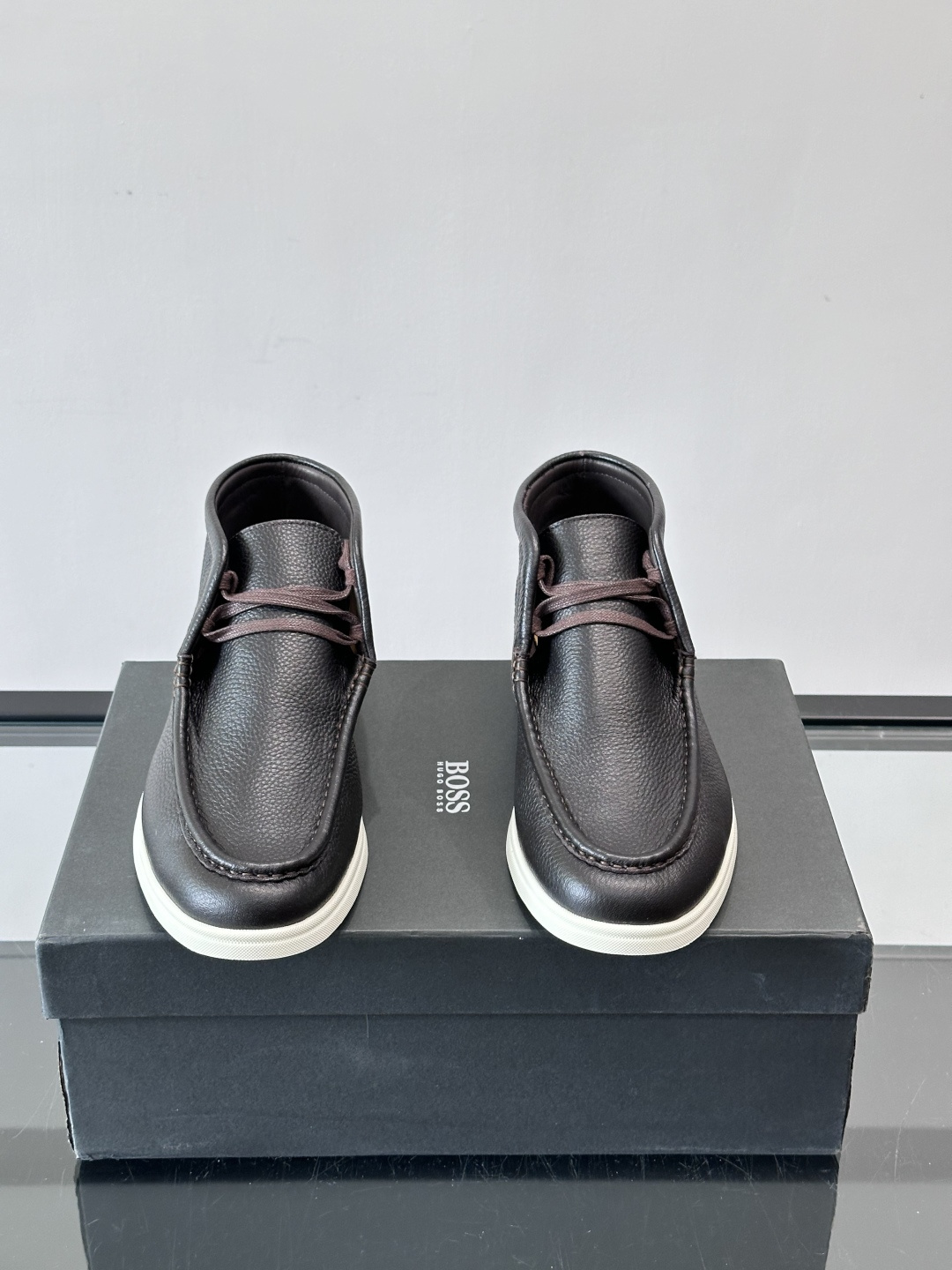boss男士休闲鞋，选用柔软牛皮，质感高级又透气，日常通勤或休闲都很适合！鞋面简约，经典系带+一脚蹬设计