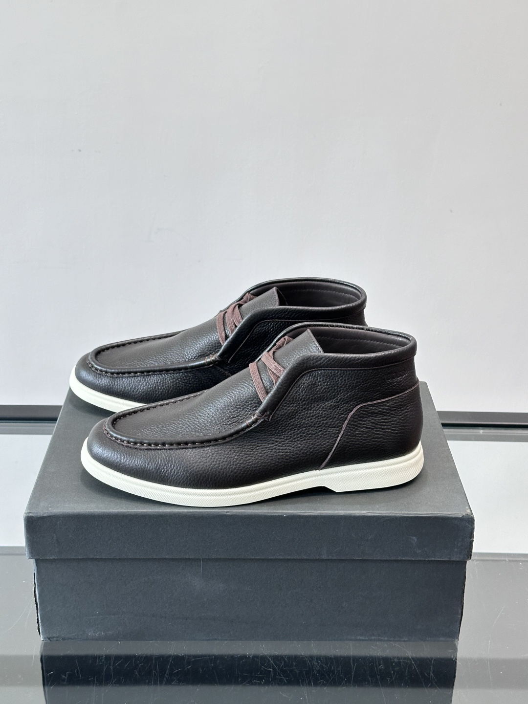 boss男士休闲鞋，选用柔软牛皮，质感高级又透气，日常通勤或休闲都很适合！鞋面简约，经典系带+一脚蹬设计