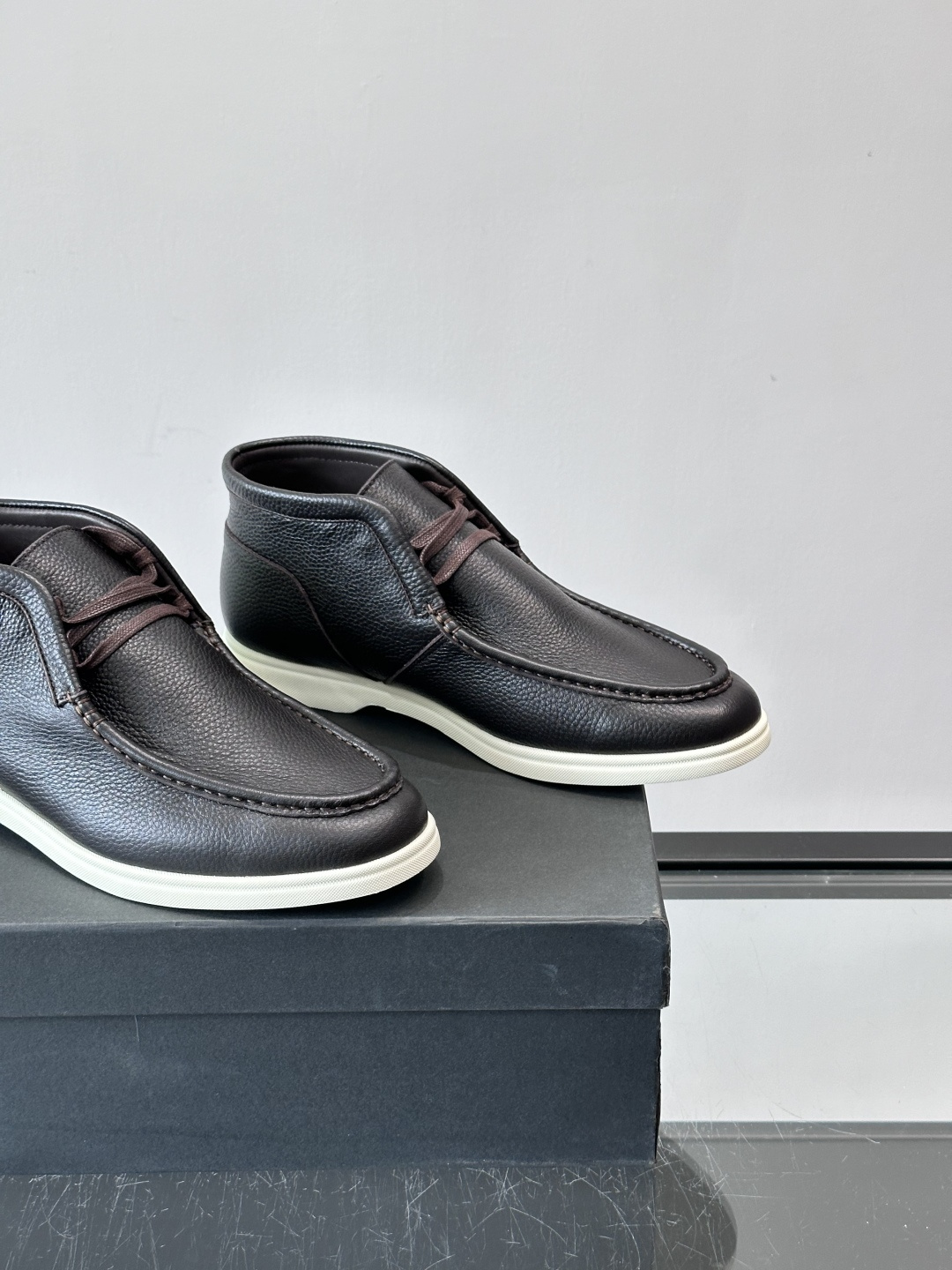 boss男士休闲鞋，选用柔软牛皮，质感高级又透气，日常通勤或休闲都很适合！鞋面简约，经典系带+一脚蹬设计