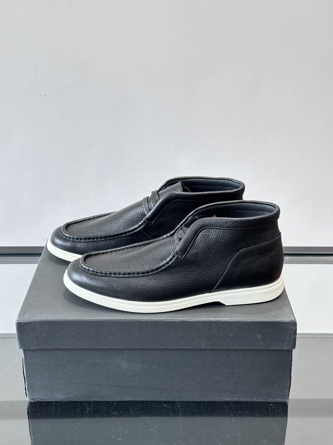 boss男士休闲鞋，选用柔软牛皮，质感高级又透气，日常通勤或休闲都很适合！鞋面简约，经典系带+一脚蹬设计