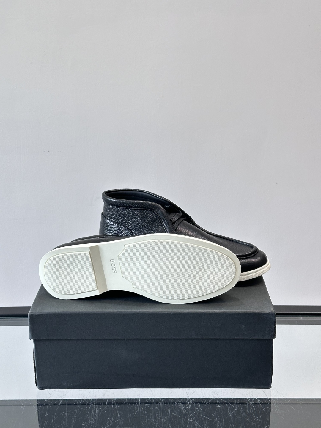 boss男士休闲鞋，选用柔软牛皮，质感高级又透气，日常通勤或休闲都很适合！鞋面简约，经典系带+一脚蹬设计