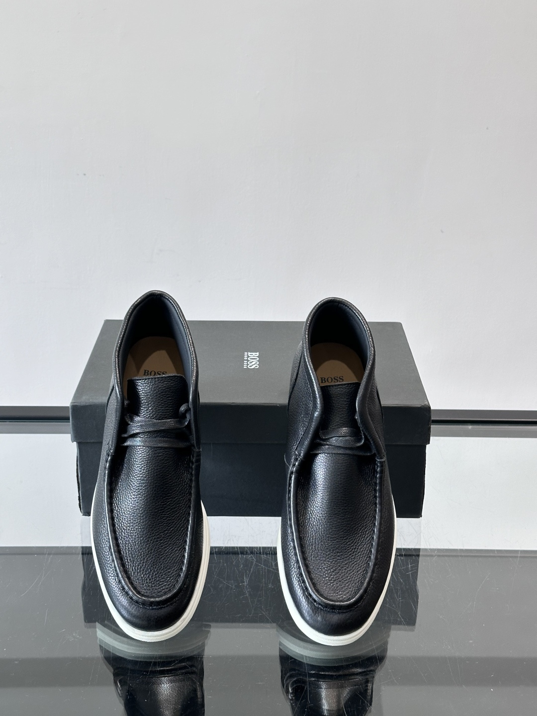 boss男士休闲鞋，选用柔软牛皮，质感高级又透气，日常通勤或休闲都很适合！鞋面简约，经典系带+一脚蹬设计