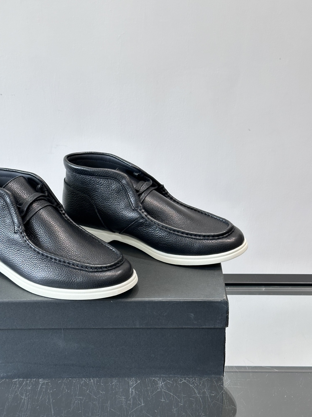 boss男士休闲鞋，选用柔软牛皮，质感高级又透气，日常通勤或休闲都很适合！鞋面简约，经典系带+一脚蹬设计