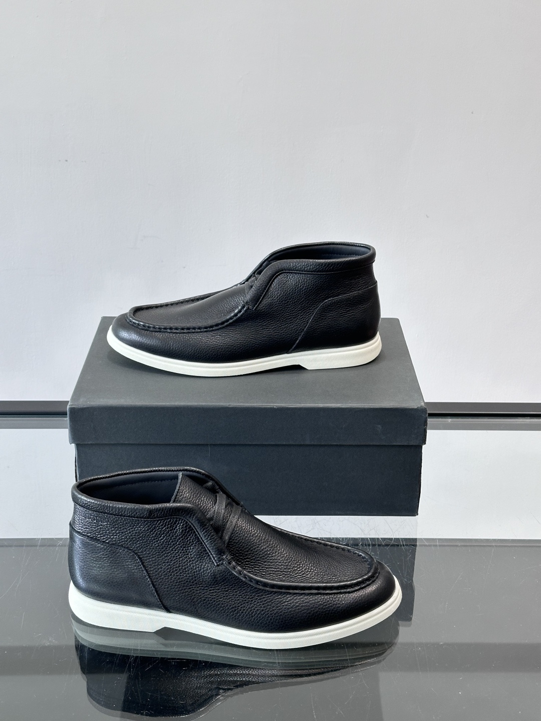 boss男士休闲鞋，选用柔软牛皮，质感高级又透气，日常通勤或休闲都很适合！鞋面简约，经典系带+一脚蹬设计