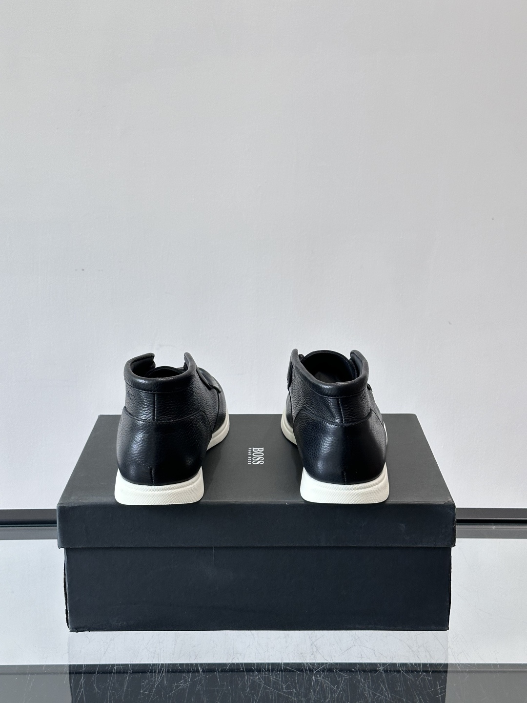 boss男士休闲鞋，选用柔软牛皮，质感高级又透气，日常通勤或休闲都很适合！鞋面简约，经典系带+一脚蹬设计