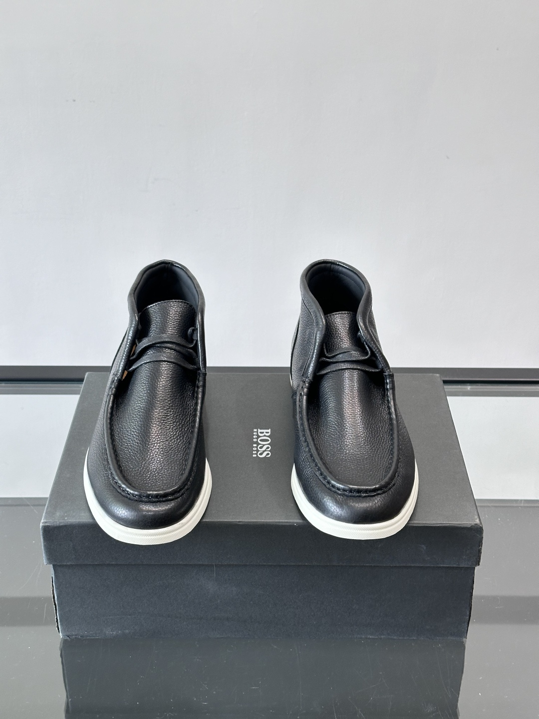 boss男士休闲鞋，选用柔软牛皮，质感高级又透气，日常通勤或休闲都很适合！鞋面简约，经典系带+一脚蹬设计