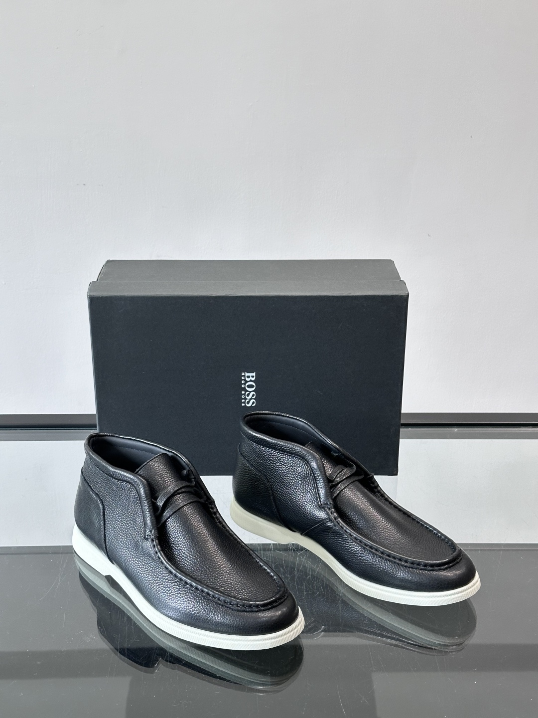 boss男士休闲鞋，选用柔软牛皮，质感高级又透气，日常通勤或休闲都很适合！鞋面简约，经典系带+一脚蹬设计