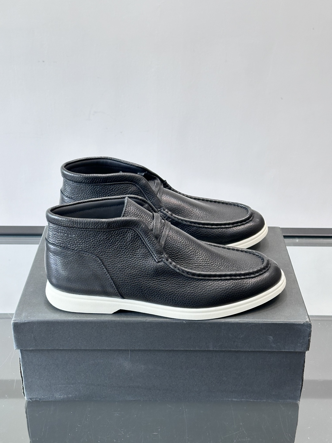 boss男士休闲鞋，选用柔软牛皮，质感高级又透气，日常通勤或休闲都很适合！鞋面简约，经典系带+一脚蹬设计