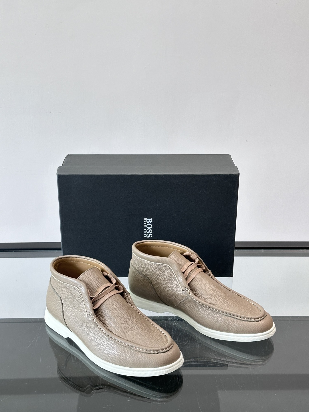 boss男士休闲鞋，选用柔软牛皮，质感高级又透气，日常通勤或休闲都很适合！鞋面简约，经典系带+一脚蹬设计