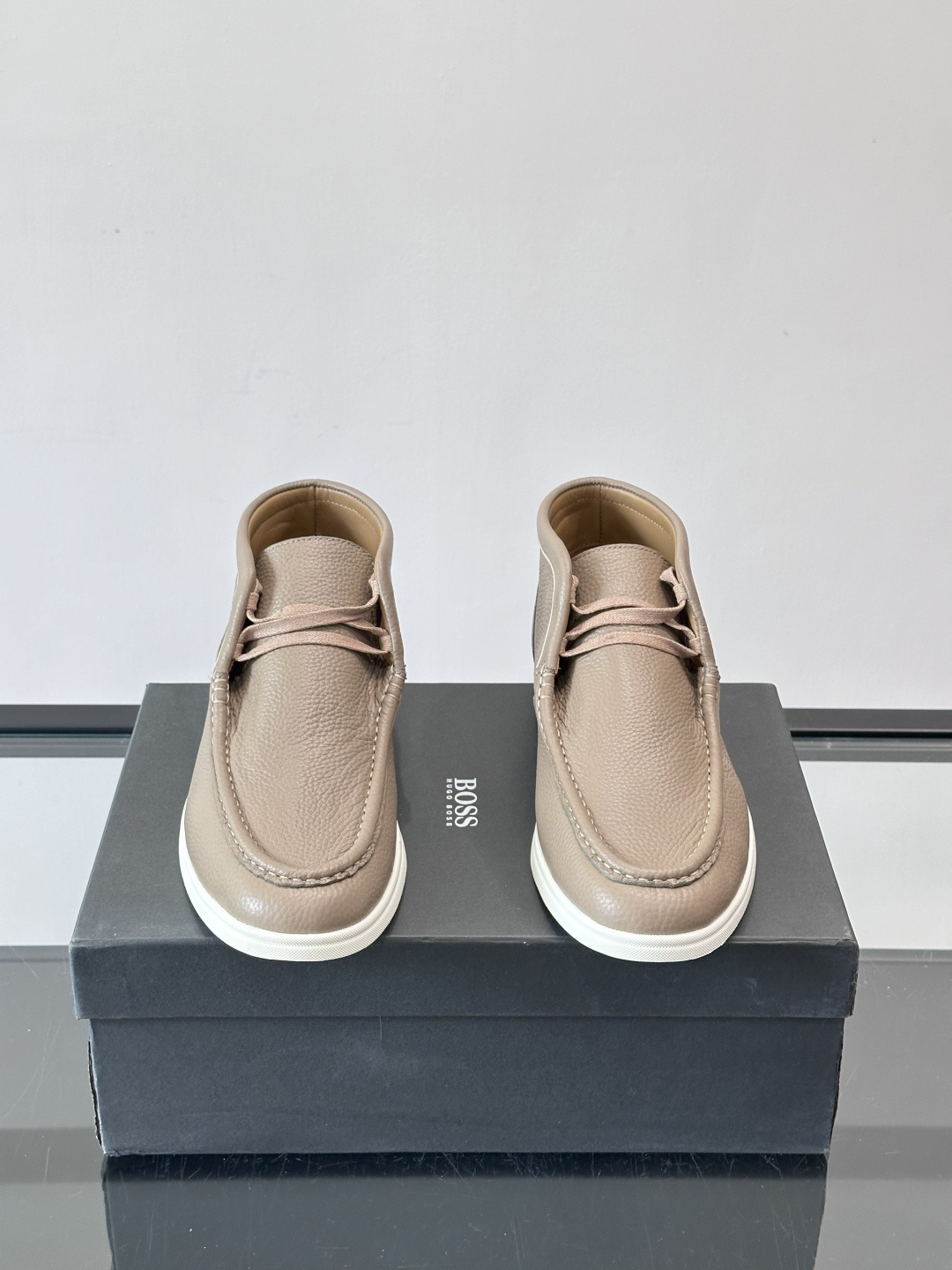 boss男士休闲鞋，选用柔软牛皮，质感高级又透气，日常通勤或休闲都很适合！鞋面简约，经典系带+一脚蹬设计