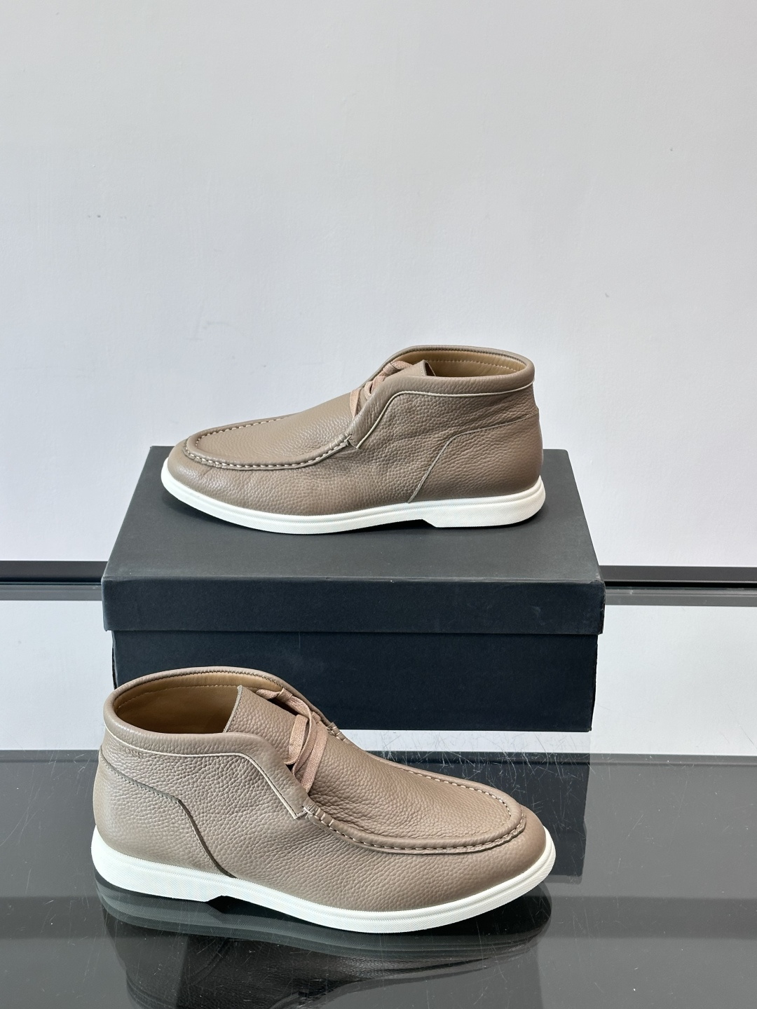 boss男士休闲鞋，选用柔软牛皮，质感高级又透气，日常通勤或休闲都很适合！鞋面简约，经典系带+一脚蹬设计