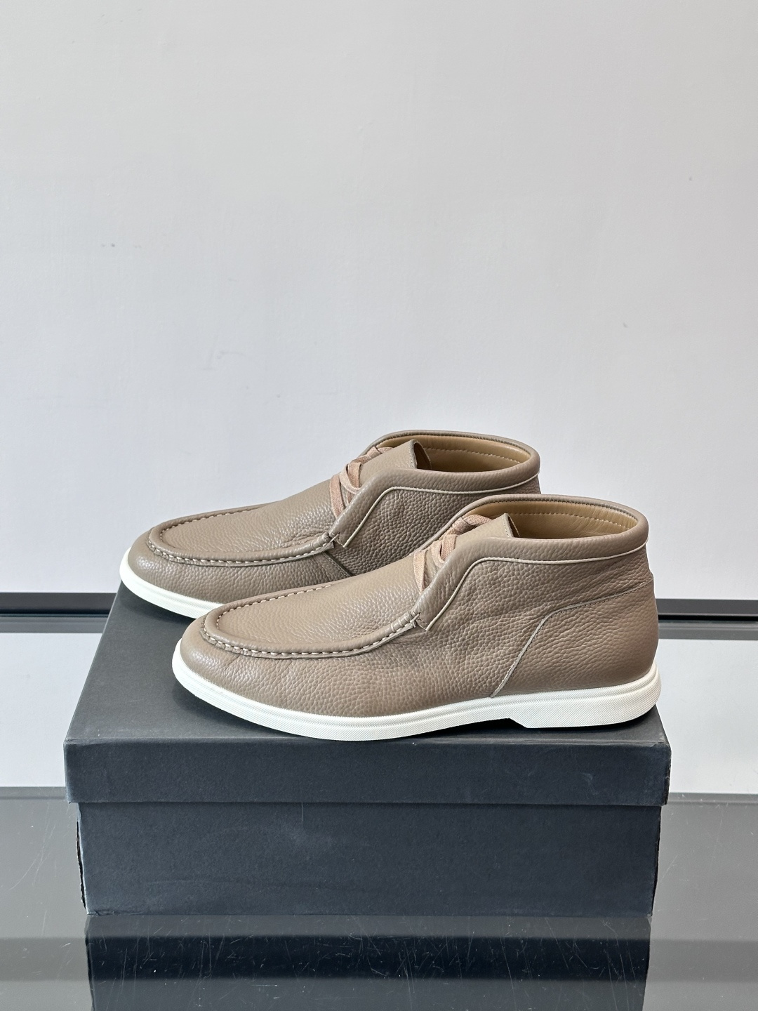 boss男士休闲鞋，选用柔软牛皮，质感高级又透气，日常通勤或休闲都很适合！鞋面简约，经典系带+一脚蹬设计