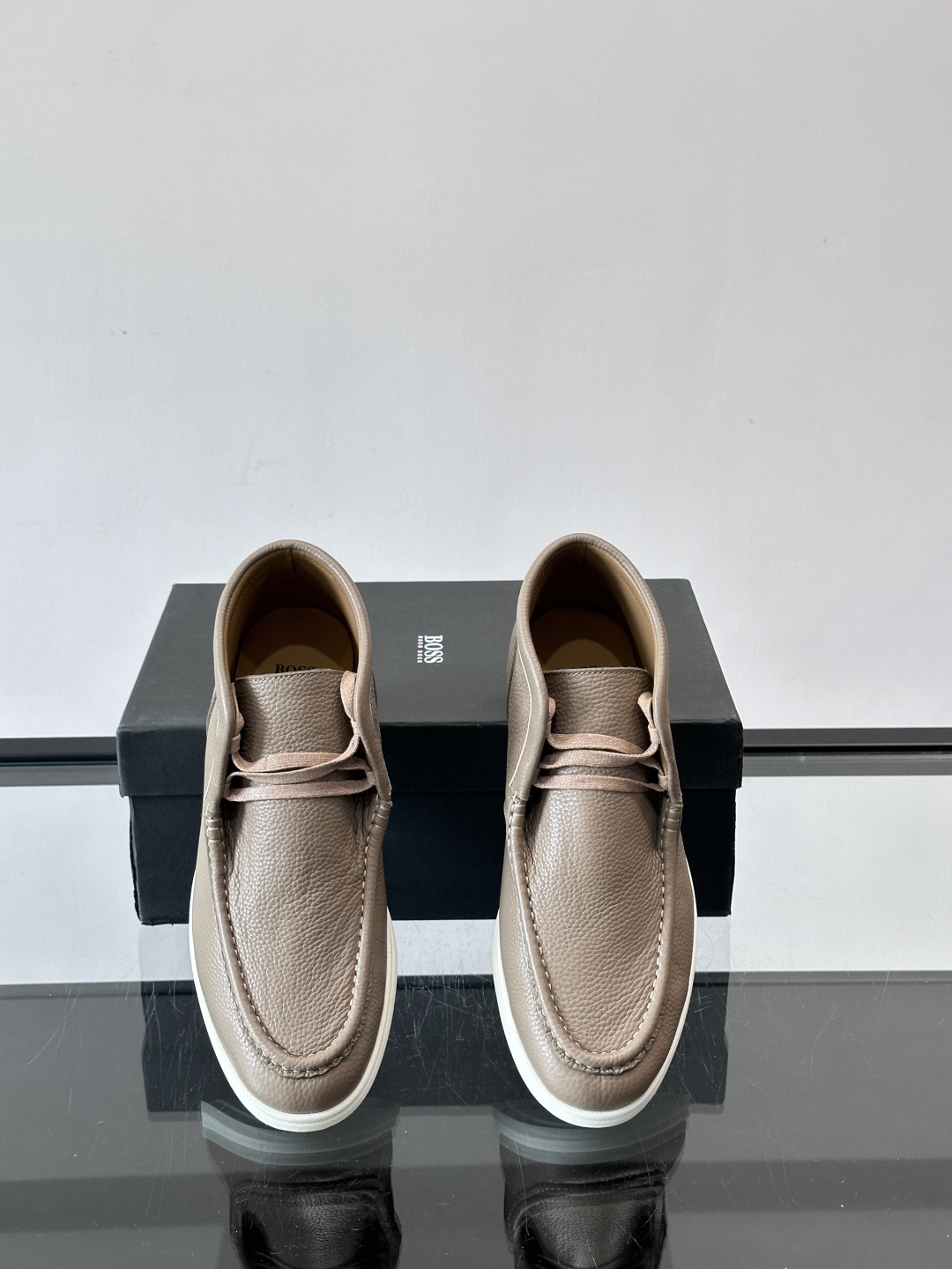 boss男士休闲鞋，选用柔软牛皮，质感高级又透气，日常通勤或休闲都很适合！鞋面简约，经典系带+一脚蹬设计