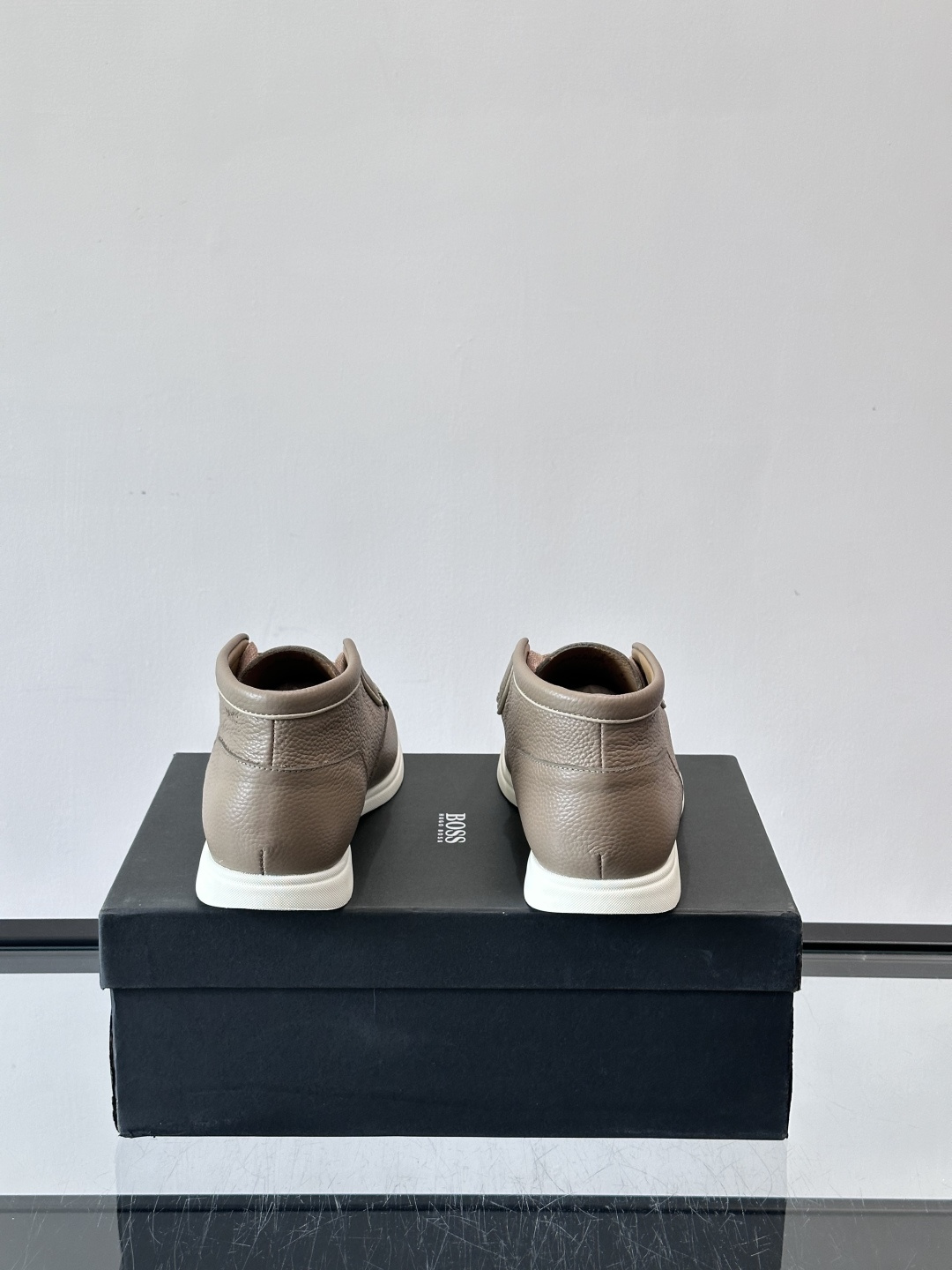 boss男士休闲鞋，选用柔软牛皮，质感高级又透气，日常通勤或休闲都很适合！鞋面简约，经典系带+一脚蹬设计