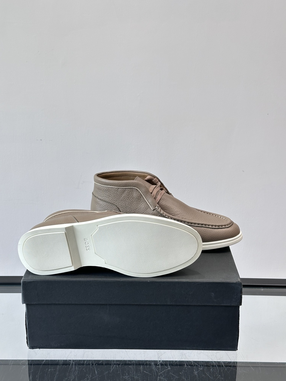 boss男士休闲鞋，选用柔软牛皮，质感高级又透气，日常通勤或休闲都很适合！鞋面简约，经典系带+一脚蹬设计