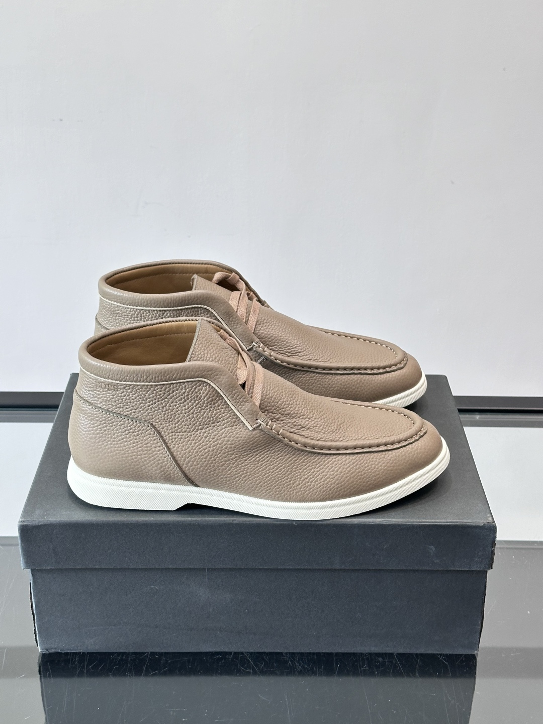 boss男士休闲鞋，选用柔软牛皮，质感高级又透气，日常通勤或休闲都很适合！鞋面简约，经典系带+一脚蹬设计