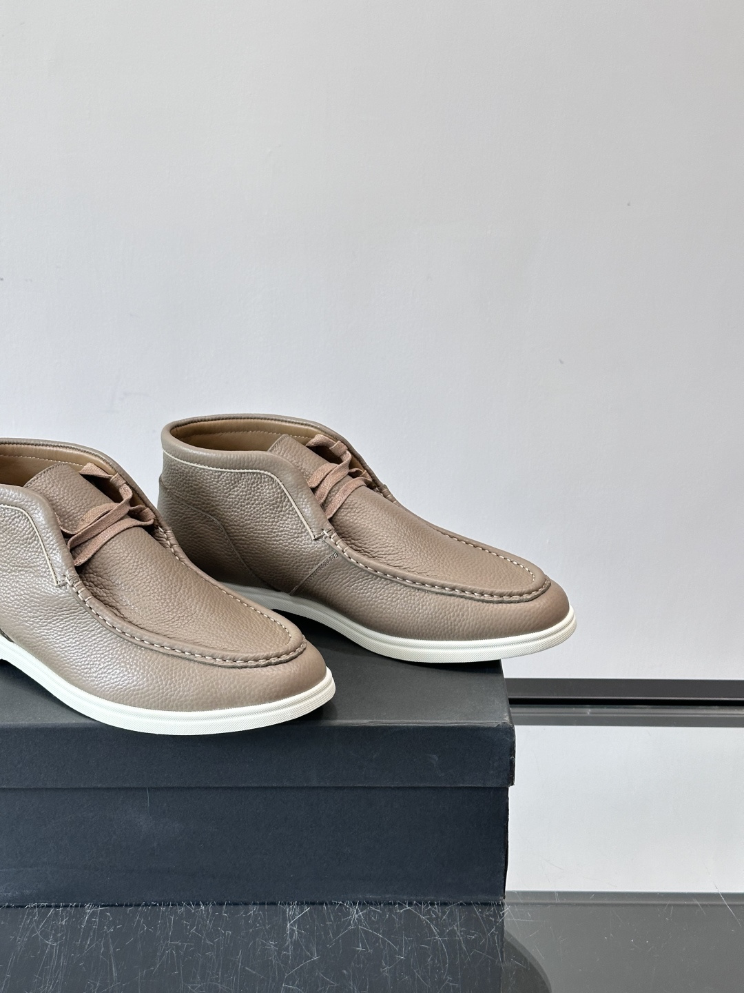 boss男士休闲鞋，选用柔软牛皮，质感高级又透气，日常通勤或休闲都很适合！鞋面简约，经典系带+一脚蹬设计