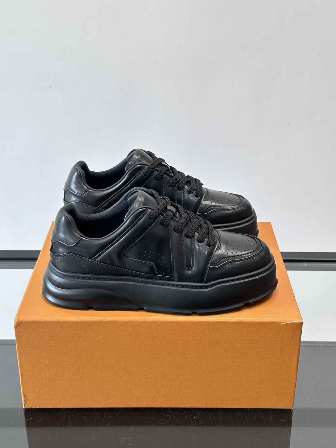 LV新款男士厚底运动鞋，鞋面、内里和鞋垫都用头层牛皮，质感细腻又耐用！厚底设计悄悄增高5cm，拉长腿部线