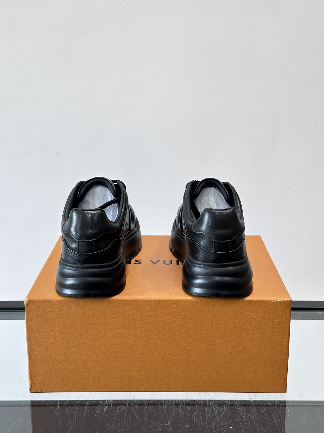 LV新款男士厚底运动鞋，鞋面、内里和鞋垫都用头层牛皮，质感细腻又耐用！厚底设计悄悄增高5cm，拉长腿部线