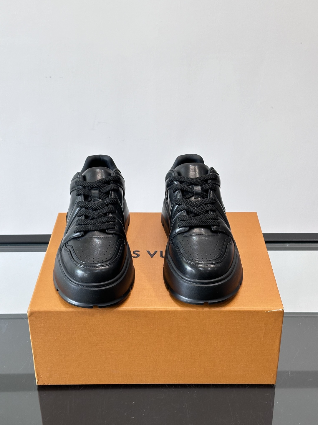 LV新款男士厚底运动鞋，鞋面、内里和鞋垫都用头层牛皮，质感细腻又耐用！厚底设计悄悄增高5cm，拉长腿部线