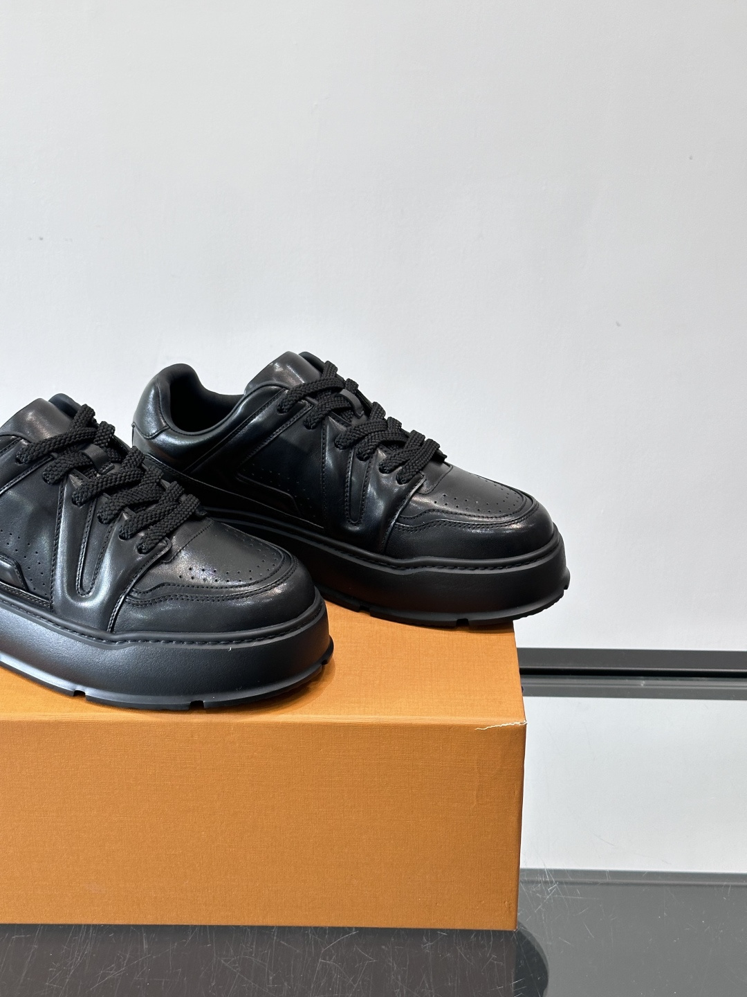 LV新款男士厚底运动鞋，鞋面、内里和鞋垫都用头层牛皮，质感细腻又耐用！厚底设计悄悄增高5cm，拉长腿部线