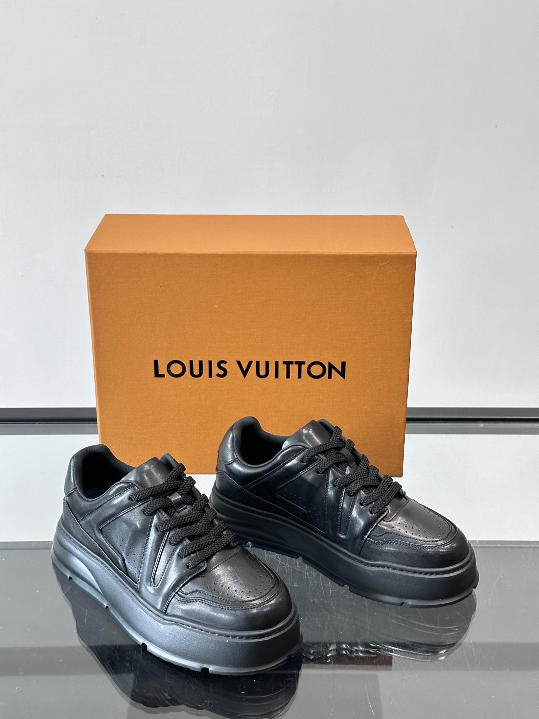 LV新款男士厚底运动鞋，鞋面、内里和鞋垫都用头层牛皮，质感细腻又耐用！厚底设计悄悄增高5cm，拉长腿部线