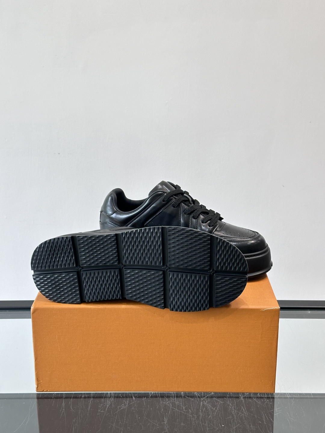 LV新款男士厚底运动鞋，鞋面、内里和鞋垫都用头层牛皮，质感细腻又耐用！厚底设计悄悄增高5cm，拉长腿部线