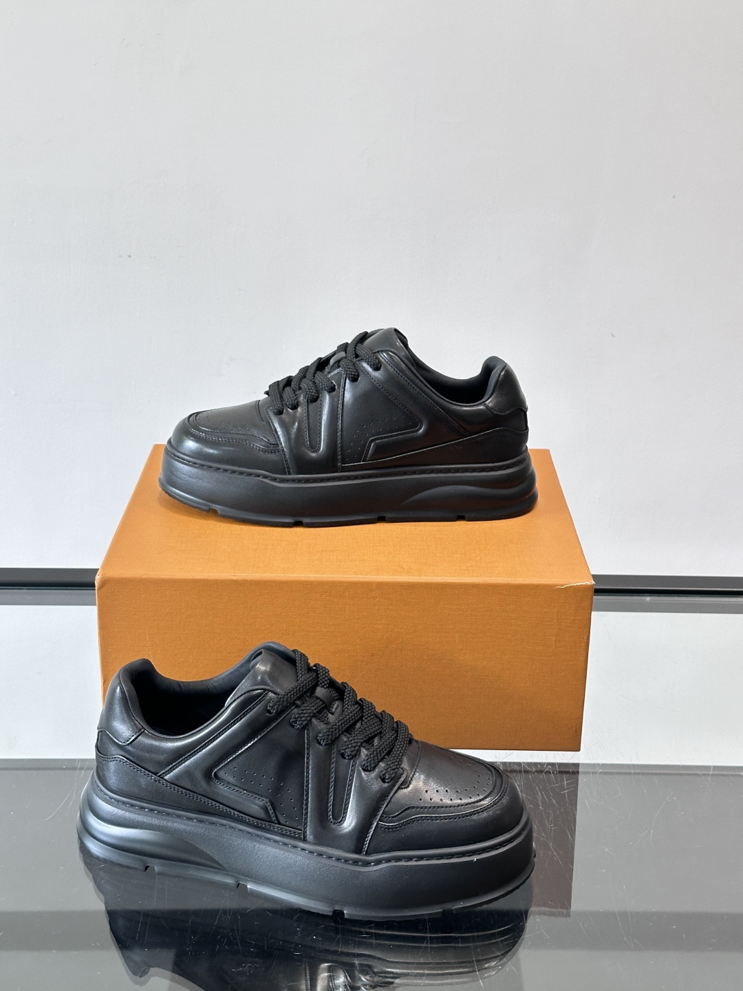 LV新款男士厚底运动鞋，鞋面、内里和鞋垫都用头层牛皮，质感细腻又耐用！厚底设计悄悄增高5cm，拉长腿部线