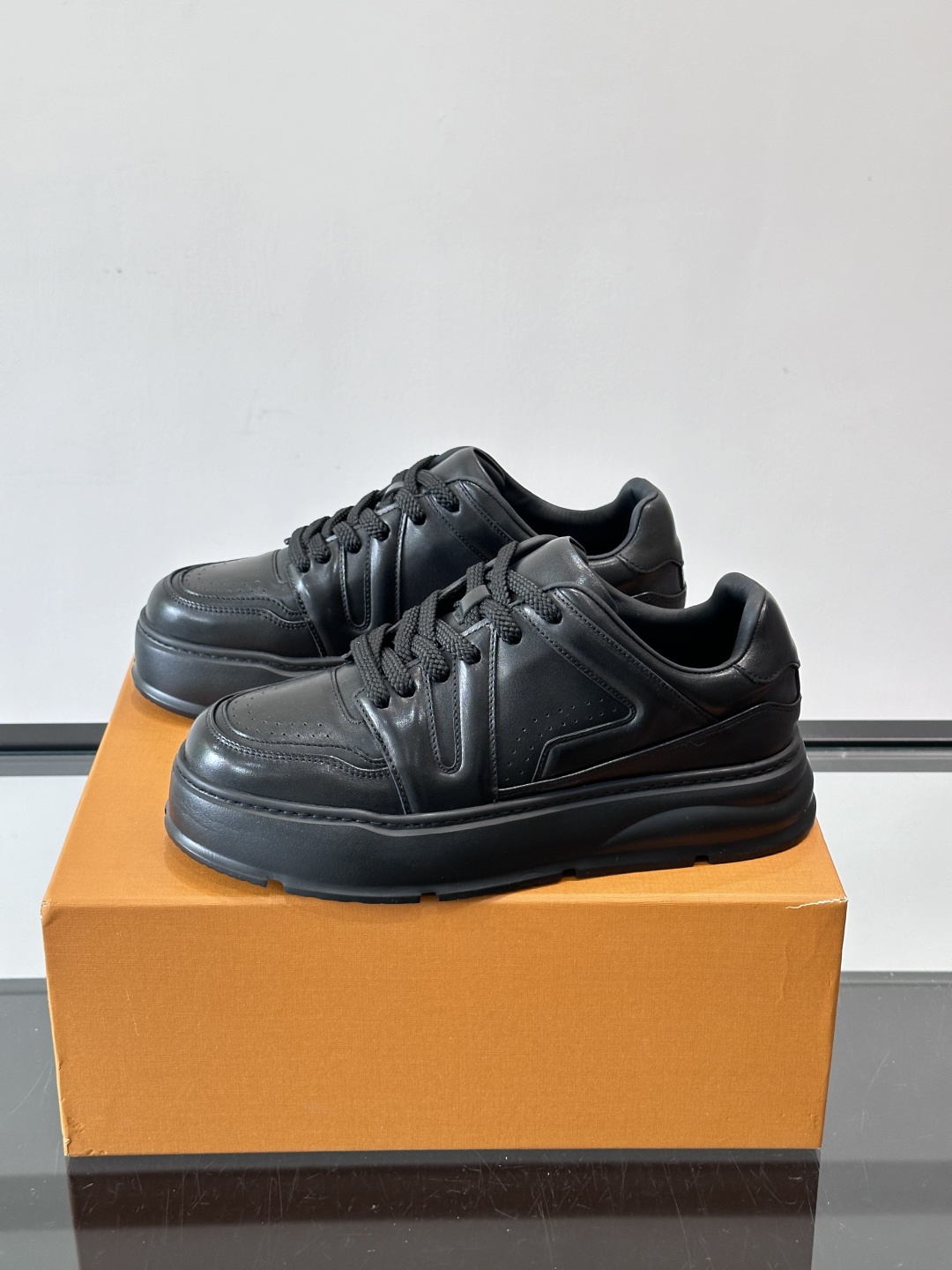 LV新款男士厚底运动鞋，鞋面、内里和鞋垫都用头层牛皮，质感细腻又耐用！厚底设计悄悄增高5cm，拉长腿部线