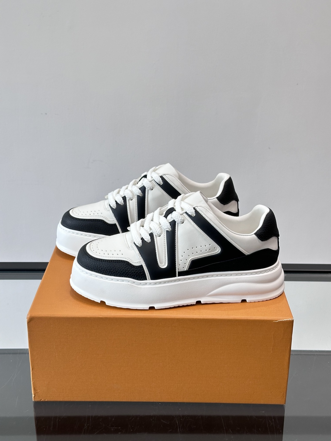 LV新款男士厚底运动鞋，鞋面、内里和鞋垫都用头层牛皮，质感细腻又耐用！厚底设计悄悄增高5cm，拉长腿部线