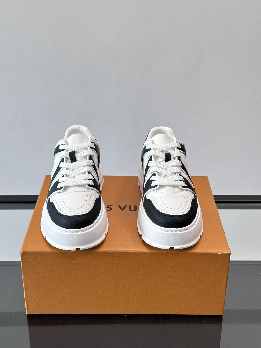 LV新款男士厚底运动鞋，鞋面、内里和鞋垫都用头层牛皮，质感细腻又耐用！厚底设计悄悄增高5cm，拉长腿部线