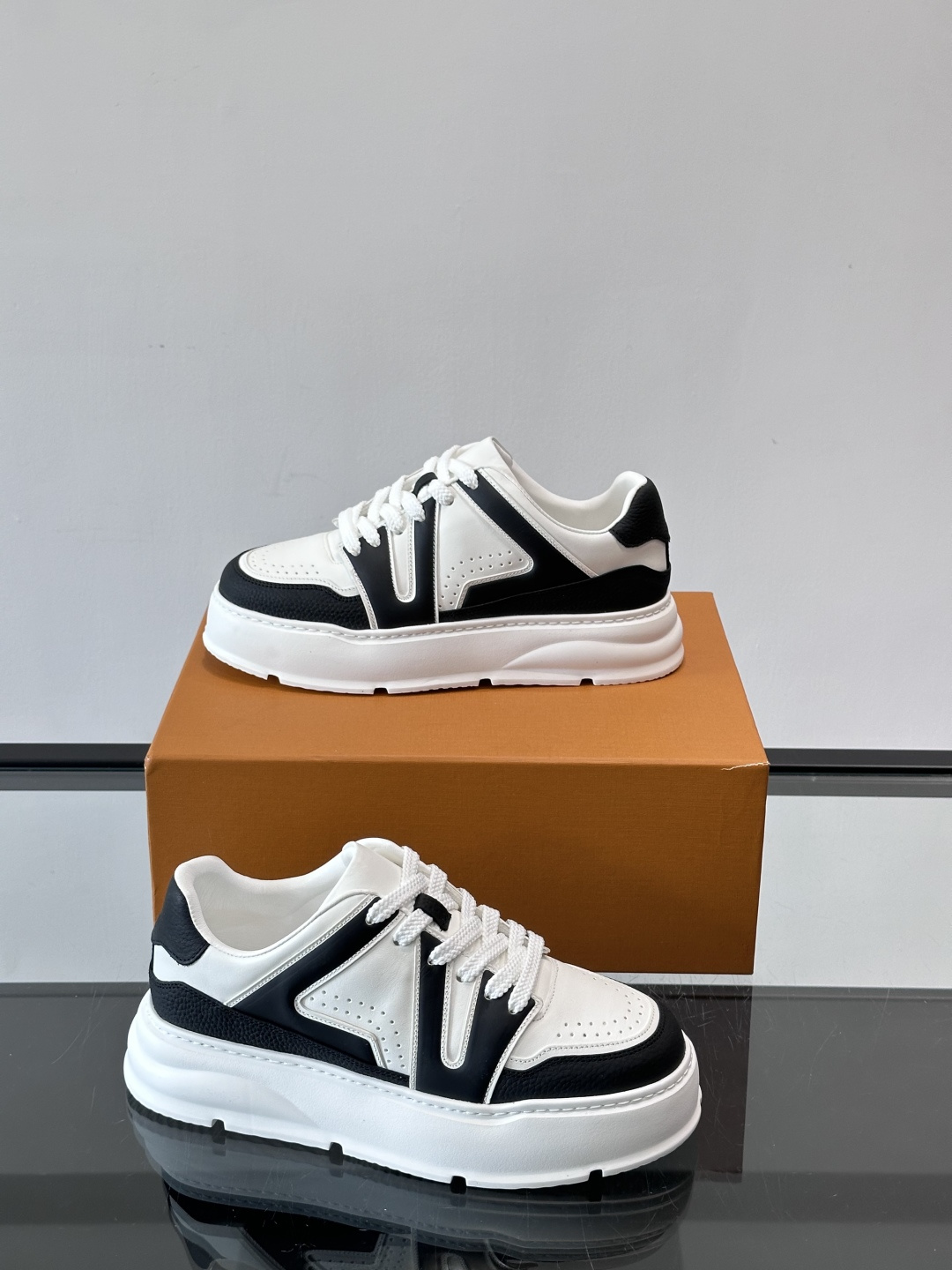 LV新款男士厚底运动鞋，鞋面、内里和鞋垫都用头层牛皮，质感细腻又耐用！厚底设计悄悄增高5cm，拉长腿部线