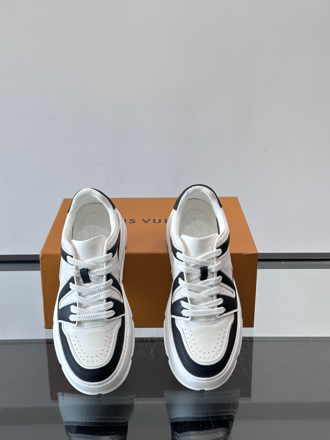 LV新款男士厚底运动鞋，鞋面、内里和鞋垫都用头层牛皮，质感细腻又耐用！厚底设计悄悄增高5cm，拉长腿部线