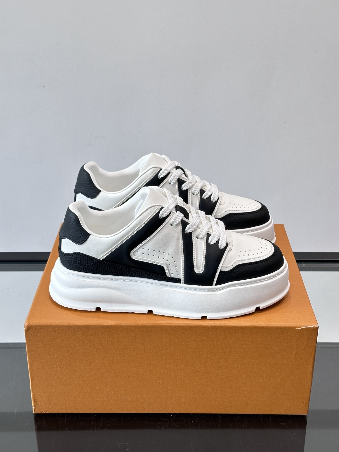 LV新款男士厚底运动鞋，鞋面、内里和鞋垫都用头层牛皮，质感细腻又耐用！厚底设计悄悄增高5cm，拉长腿部线