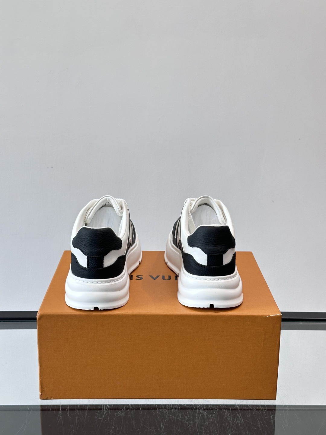 LV新款男士厚底运动鞋，鞋面、内里和鞋垫都用头层牛皮，质感细腻又耐用！厚底设计悄悄增高5cm，拉长腿部线