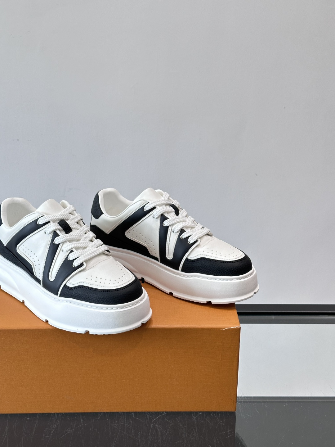 LV新款男士厚底运动鞋，鞋面、内里和鞋垫都用头层牛皮，质感细腻又耐用！厚底设计悄悄增高5cm，拉长腿部线