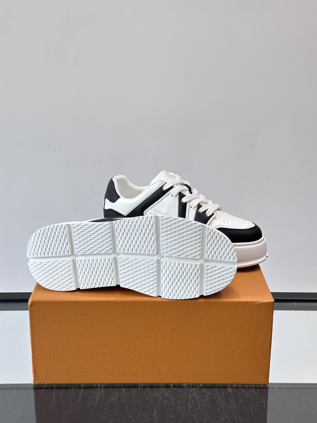 LV新款男士厚底运动鞋，鞋面、内里和鞋垫都用头层牛皮，质感细腻又耐用！厚底设计悄悄增高5cm，拉长腿部线