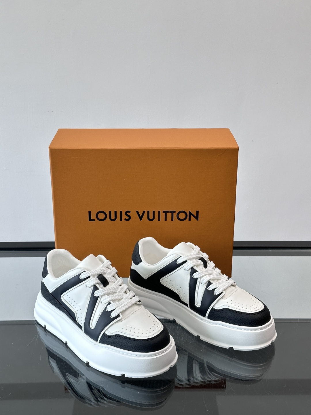 LV新款男士厚底运动鞋，鞋面、内里和鞋垫都用头层牛皮，质感细腻又耐用！厚底设计悄悄增高5cm，拉长腿部线