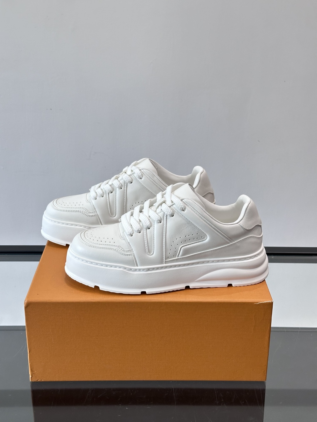 LV新款男士厚底运动鞋，鞋面、内里和鞋垫都用头层牛皮，质感细腻又耐用！厚底设计悄悄增高5cm，拉长腿部线