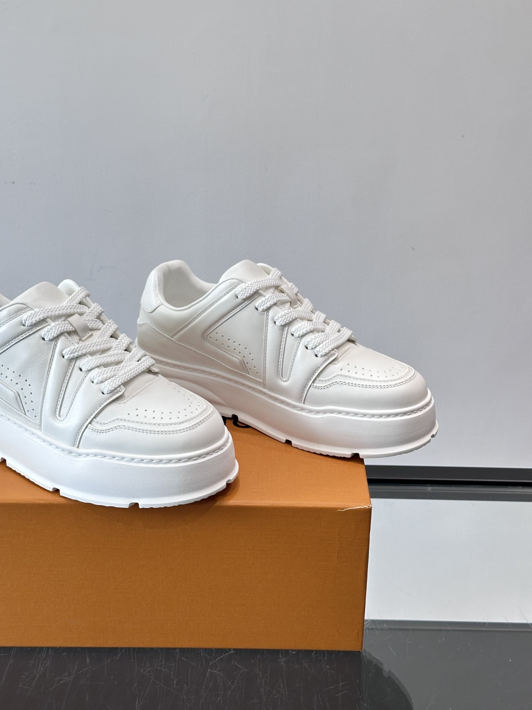 LV新款男士厚底运动鞋，鞋面、内里和鞋垫都用头层牛皮，质感细腻又耐用！厚底设计悄悄增高5cm，拉长腿部线