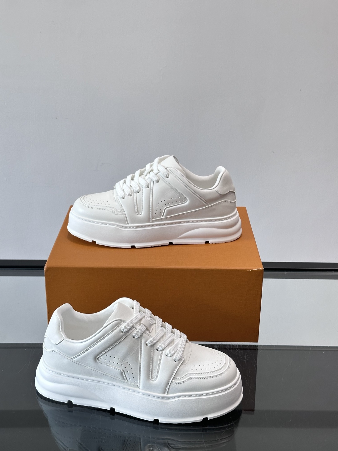 LV新款男士厚底运动鞋，鞋面、内里和鞋垫都用头层牛皮，质感细腻又耐用！厚底设计悄悄增高5cm，拉长腿部线