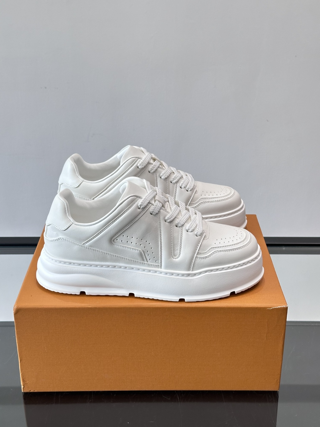 LV新款男士厚底运动鞋，鞋面、内里和鞋垫都用头层牛皮，质感细腻又耐用！厚底设计悄悄增高5cm，拉长腿部线