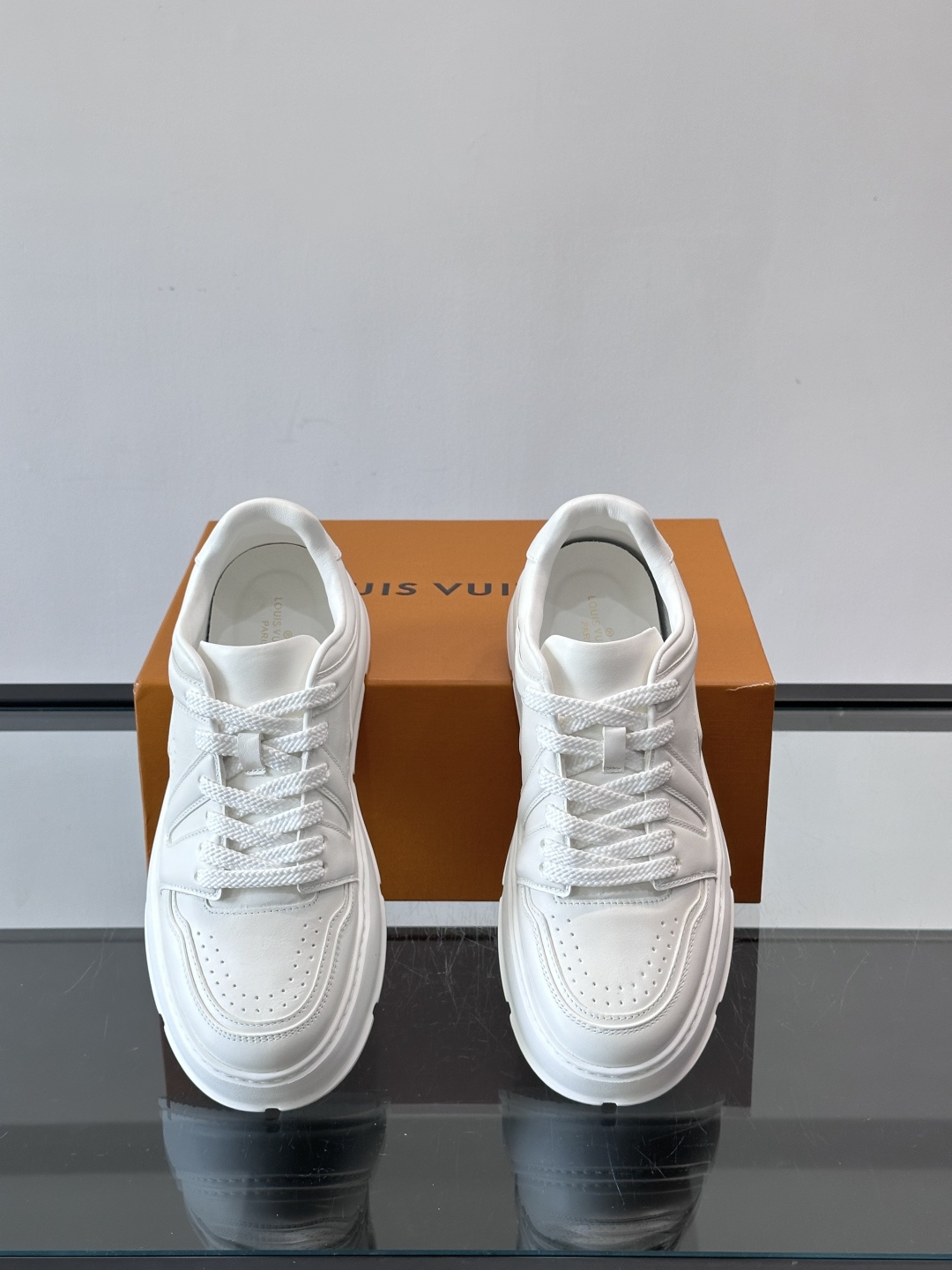 LV新款男士厚底运动鞋，鞋面、内里和鞋垫都用头层牛皮，质感细腻又耐用！厚底设计悄悄增高5cm，拉长腿部线