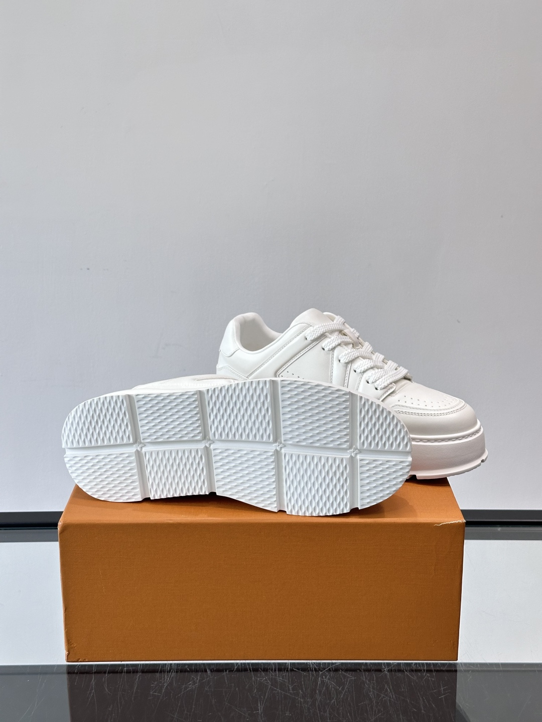 LV新款男士厚底运动鞋，鞋面、内里和鞋垫都用头层牛皮，质感细腻又耐用！厚底设计悄悄增高5cm，拉长腿部线