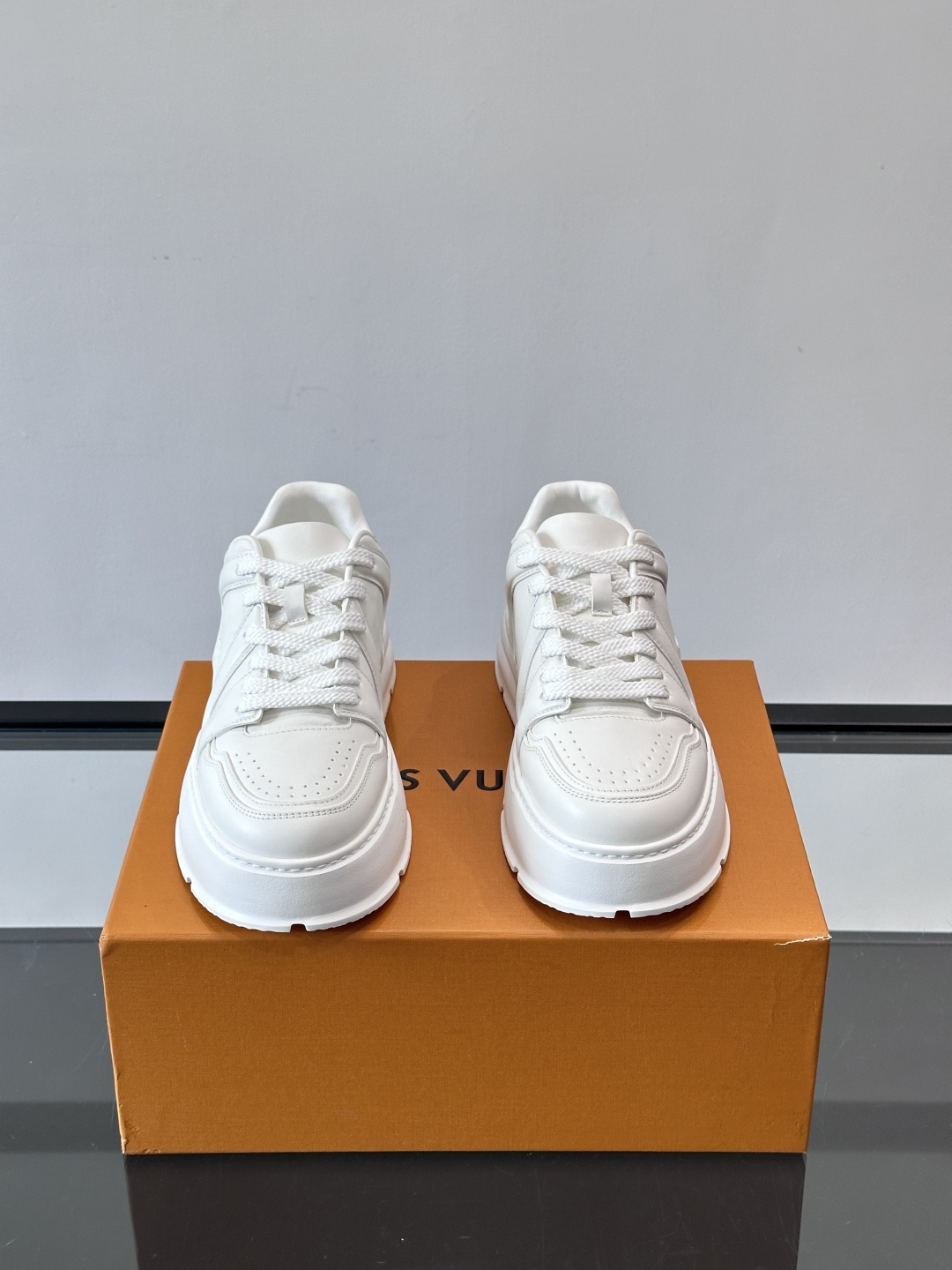 LV新款男士厚底运动鞋，鞋面、内里和鞋垫都用头层牛皮，质感细腻又耐用！厚底设计悄悄增高5cm，拉长腿部线