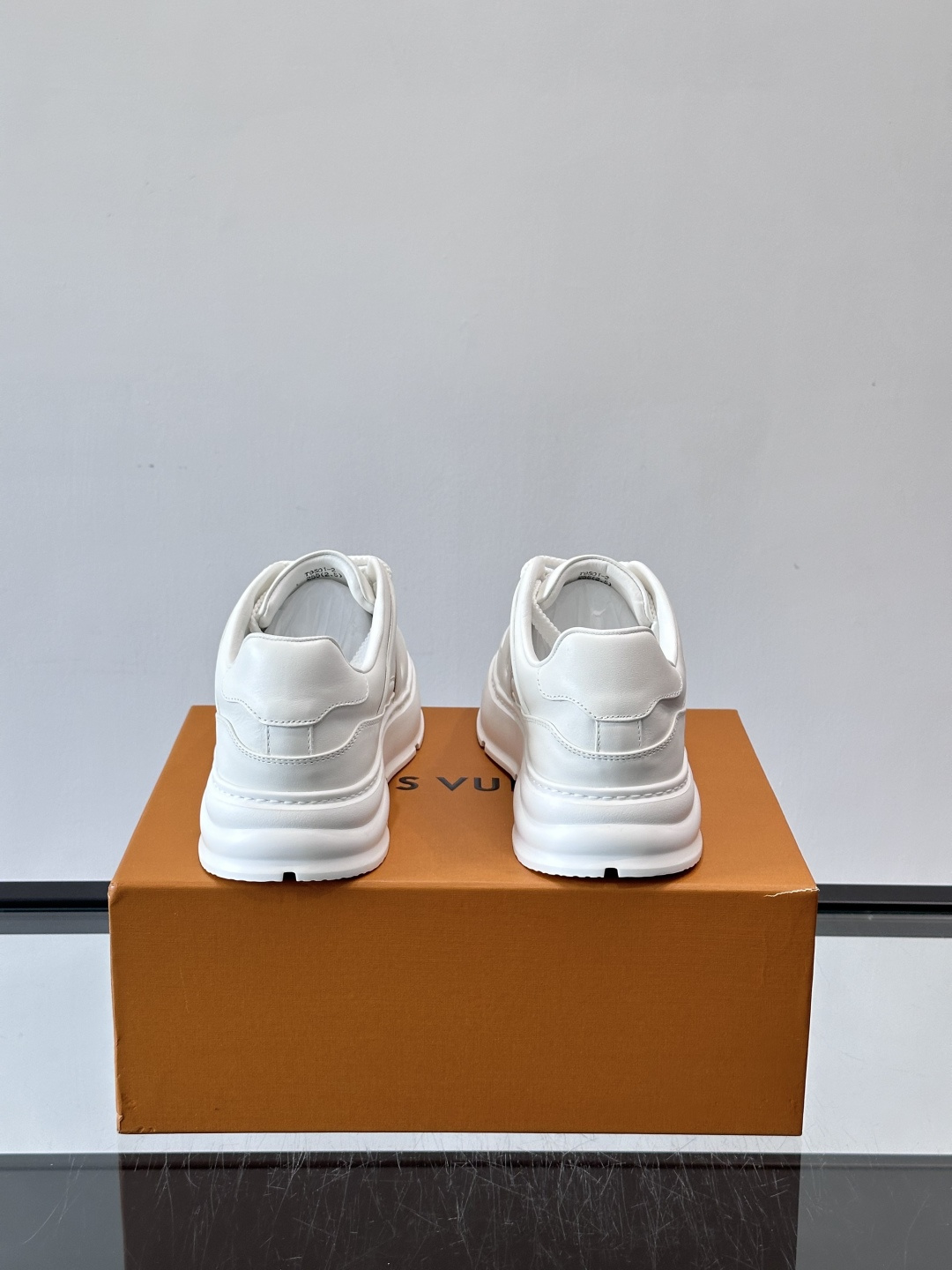 LV新款男士厚底运动鞋，鞋面、内里和鞋垫都用头层牛皮，质感细腻又耐用！厚底设计悄悄增高5cm，拉长腿部线