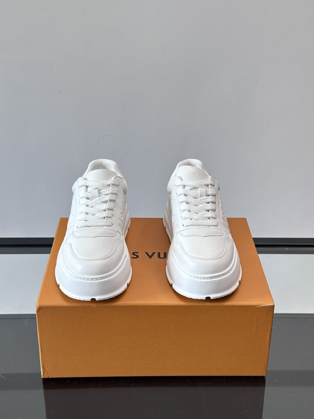 LV新款男士厚底运动鞋，鞋面、内里和鞋垫都用头层牛皮，质感细腻又耐用！厚底设计悄悄增高5cm，拉长腿部线